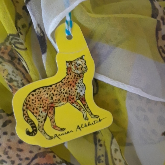 Beautiful yellow cheetah scarf - Picture 5 of 5